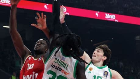 Olympiakos, Panathinaikos devirdi: Seride öne geçti!