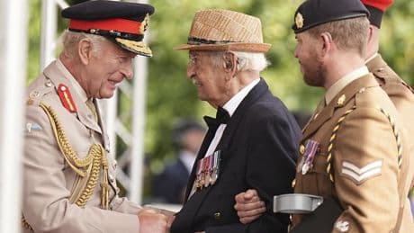 El rey Carlos III preside los actos en memoria de los caídos en el frente oriental durante la II Guerra Mundial en el 80º aniversario de la rendición japonesa