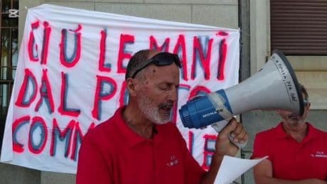 Imperia, la protesta dei camalli in Comune per salvare il porto commerciale | Video