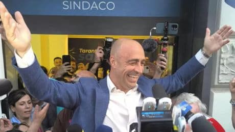 Taranto, si dimette il sindaco Piero Bitetti contestato sull’ex Ilva