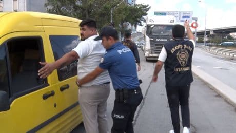 Kadıköy'de okul çevresinde güvenlik denetimi! 2 şüpheli gözaltına alındı