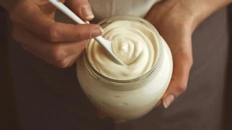 Cómo hacer mayonesa sin huevo en casa en 5 minutos: la receta definitiva para que nadie note la diferencia