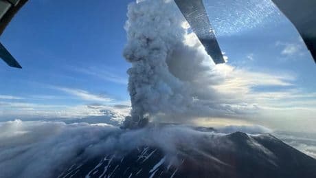 Indrukwekkend: gigantische aswolk in Rusland na vulkaanuitbarsting
