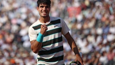 Roland Garros-winnaar Carlos Alcaraz na episch duel van 3 uur en 26 minuten langs Jaume Munar in Queen’s