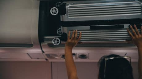 «À chaque vol les passagers jouent à la loterie» : ces règles opaques imposées par les «low-cost» sur les bagages à main