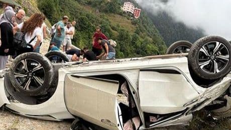 Aracını park etmek için manevra yaptı! Otomobil yamaçtan yuvarlandı: 1'i ağır, 5 yaralı