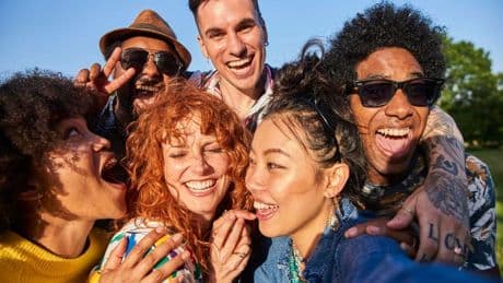 3 Ways To Prioritize Friendships And Decenter Love, By A Psychologist
