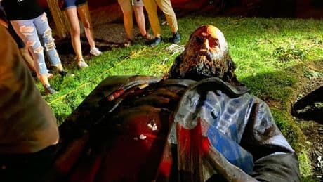Von Black-Lives-Matter gestürzt: Trump-Regierung stellt umstrittene Statue wieder auf