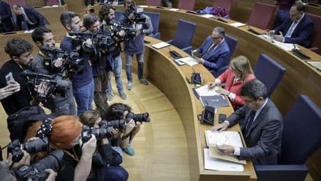 Mazón afronta un pleno maratoniano para erigirse en la excepción del PP