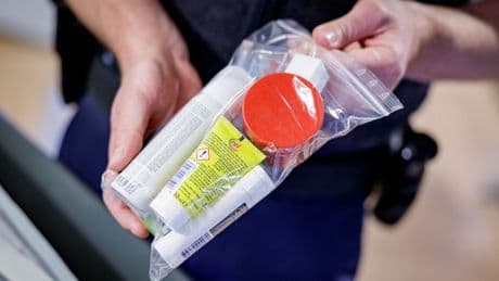 Kontrollen am Flughafen: Fliegen mit mehr Flüssigkeit: EU erlaubt neue Gepäckregeln