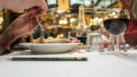 Populäre Boullions: Wo man in Paris für wenig Geld essen gehen kann