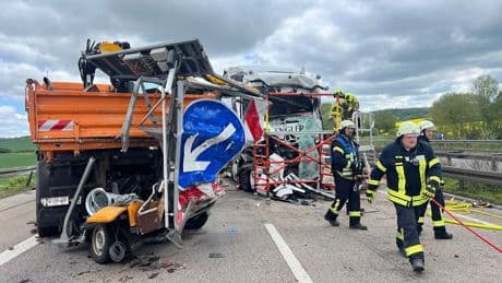 A38 nach Göttingen voll gesperrt - 1 Toter! Lkw kracht in Schilderwagen