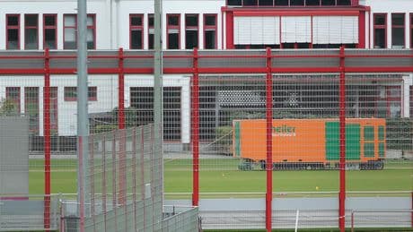 Was ist da denn los? - Bei Bayern arbeiten jetzt die Rasen-Näher!