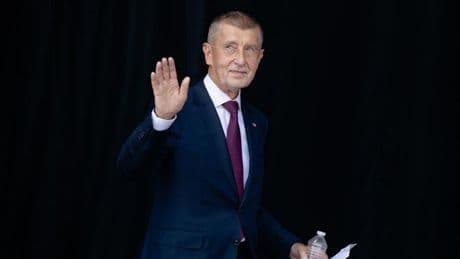 Agredido con una muleta el ex primer ministro checo Andrej Babis durante un mitin electoral