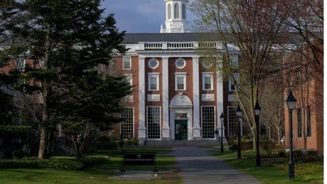 L’amministrazione Trump impedisce all’università di Harvard l’iscrizione di studenti stranieri