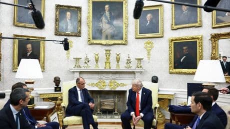 Bij hun eerste ontmoeting geeft Merz de geboorte-oorkonde van Trumps grootvader cadeau: ‘Die heette ook Friedrich’
