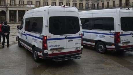 Atacan con una navaja a un hombre de 74 años en Vitoria para robarle 25 euros y sus audífonos
