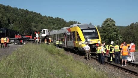 An Bord war eine Schülergruppe - Zug kracht in Lastwagen
