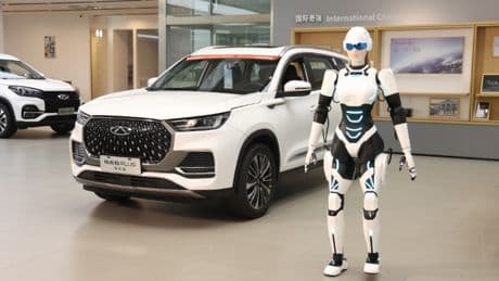 Así son los robots humanoides que ‘venderán’ coches en los concesionarios de las marcas chinas Omoda y Jaecoo: tienen forma de mujer y hablan diez idiomas