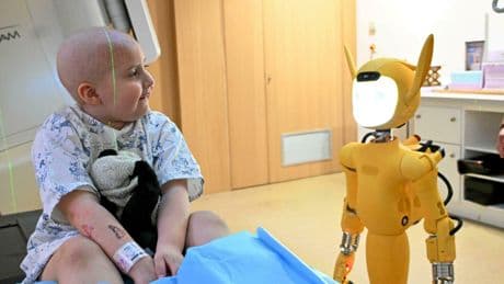 On a assisté aux essais du robot Miroki, qui accompagnera des enfants pendant leur radiothérapie