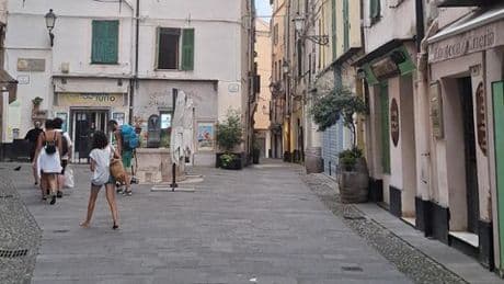 Sanremo, estrae un finto mitra e scatena il panico tra i locali. Arrestato dalla polizia