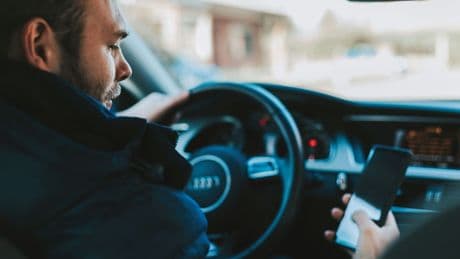 Cambiar la emisora o mirar el GPS, entre los gestos cotidianos que más distraen al volante