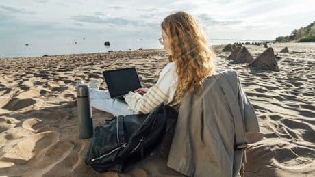 Was kommt in den Technikrucksack für den Sommerurlaub?