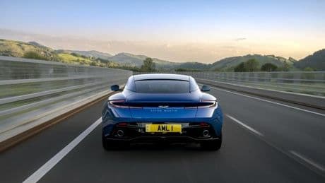 En Snowdonia la música suena mejor conduciendo un Aston Martin