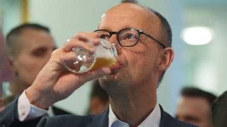 Nach der Wahl wird angestoßen - Neu-Kanzler spendiert Bier aus seiner Heimat