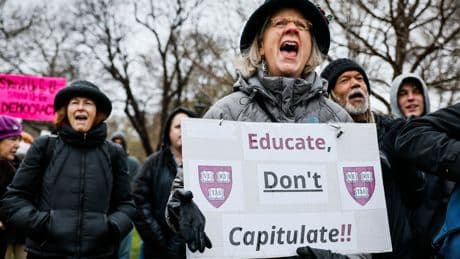 En el frente de la resistencia de Harvard contra Trump: “Lo primero que hacen los autoritarios es atacar a las universidades”
