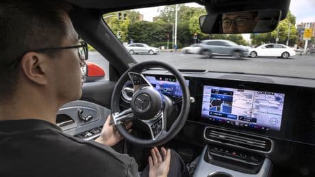 Los fabricantes han llenado los coches de asistentes de seguridad. Lo peor no es que no los usemos: es que ni los entendemos
