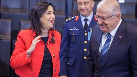 Robles ignora el aviso de EEUU para alcanzar el 5% en defensa y dice que el 2% es &quot;suficiente&quot; para cumplir con los objetivos de la OTAN