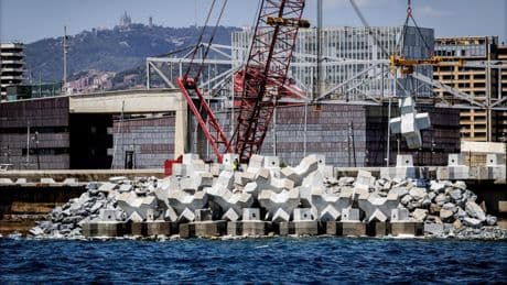 Port Fòrum refuerza el dique exterior con rocalla de última generación