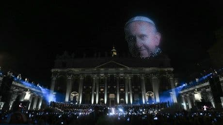 El primer macroconcierto que se celebra en El Vaticano llena la plaza de San Pedro