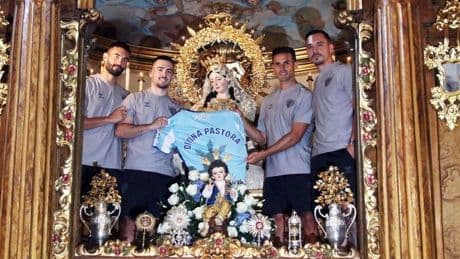 El Málaga CF realiza la tradicional ofrenda a la Divina Pastora