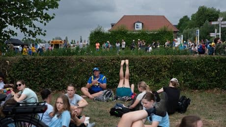 Ook twintigers raken besmet met het ‘Vierdaagsevirus’. ‘De lawa is een goede afleiding van alle schermpjes’