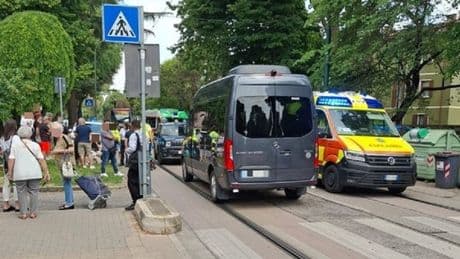 Furgone sorpassa il tram in sosta e travolge due bambini (di 7 e 8 anni) sulle strisce pedonali. I piccoli sono gravi