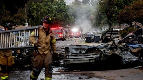 Al menos dos muertos y ocho heridos al estrellarse una avioneta en un barrio de California