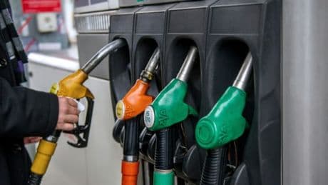 "Ça va être à peu près durable": les prix des carburants au plus bas pour ce week-end de Pâques
