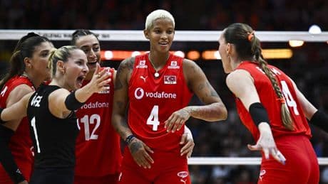 Özel, A Milli Kadın Voleybol Takımı'nı kutladı