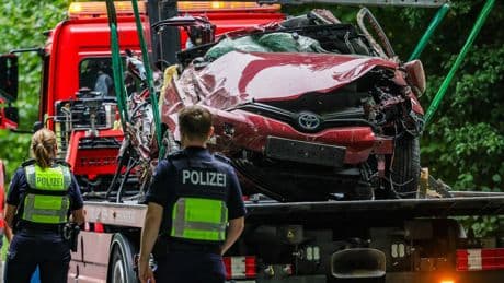 Vier tieners omgekomen bij auto-ongeluk Duitsland, bestuurder (16) zwaargewond