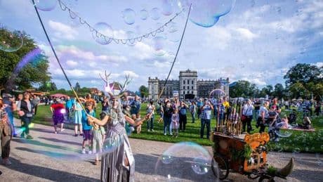 Klassik-Festspiele: Tausende bei Kleinkunstfest im Schlosspark in Ludwigslust