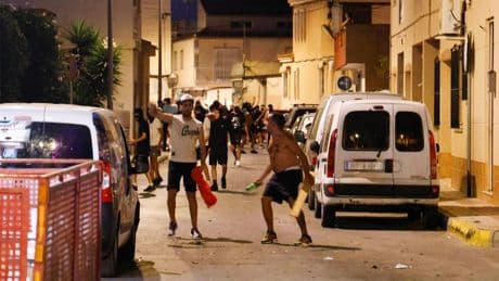 Jagd mit Schlagstöcken: Nach Rentnerattacke eskaliert in Spanien Gewalt gegen Migranten
