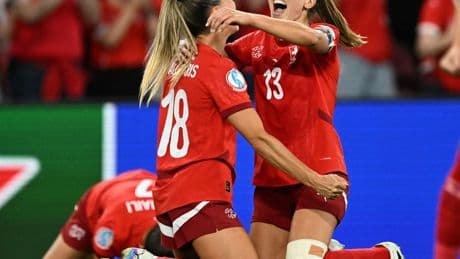 Schweizer Kapitänin Lia Wälti: „Kein Mensch ist so viel wert, wie ein Fußballer verdient“