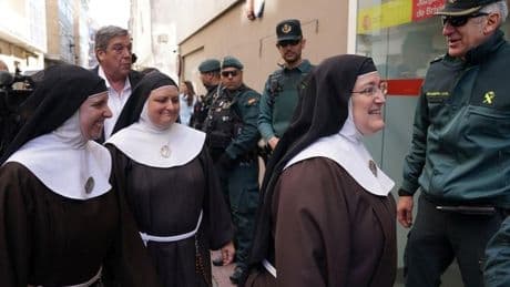 Las monjas cismáticas de Belorado y el obispo Izeta se ven las caras: entre la declaración judicial y la «gran performance»