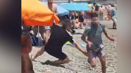 Migranten am Urlaubsstrand - Polizei nimmt neun von ihnen fest