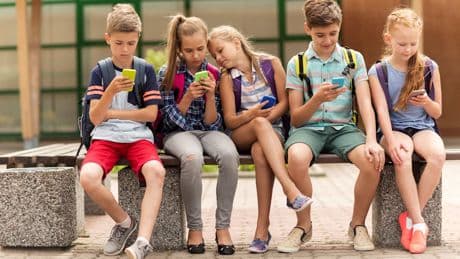 Schüler zu oft online! - Experten raten zum Handy-Verbot für Kinder