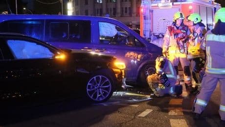 Getarnter Gefangenentransporter der Polizei kracht in Auto