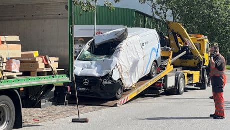 Kleintransporter wird von Seitenwand eines Lastwagens getroffen – zwei Fahrer sterben