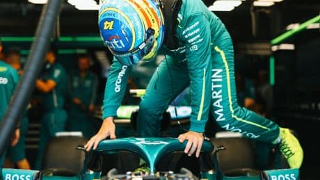 Alonso sigue con los gallos; Sainz encuentra tráfico